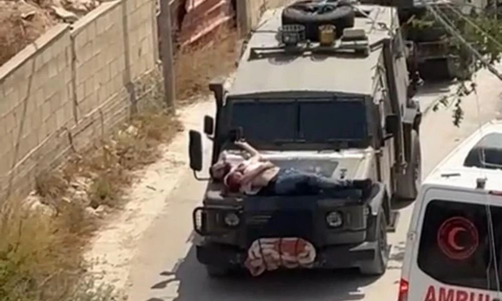 Ντροπή! Ισραηλινοί περιφέρουν σαν λάφυρο στο καπό του τζιπ Παλαιστίνιο τραυματία (Βίντεο)